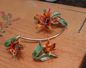 Fun little Vintage Earring & Brooch Set Orange Flowers Brass Metal Handpainted!! - Picture 1 of 7