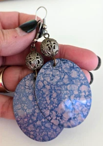 Orecchini pendenti traforati vintage lavanda smalto blu tono argento 3-1/4" - Foto 1 di 6