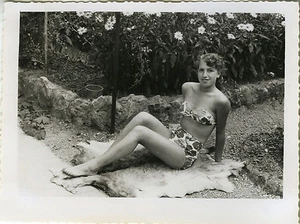 ALTES FOTO - VINTAGE SNAPSHOT - FRAU PIN UP SEXY BEINE LUSTIGE HAUT - WOMAN - Bild 1 von 1