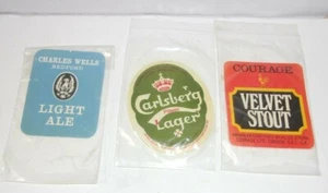Etiqueta de cerveza Carlsberg Lager & Charles Wells Bedford Ale & Courage terciopelo robusta - Imagen 1 de 2