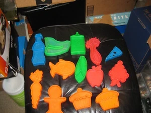 De colección Mattel Tuff Stuff Plástico Juego Comida Colorido 13 Piezas Grandes Colores 1972 - Imagen 1 de 2