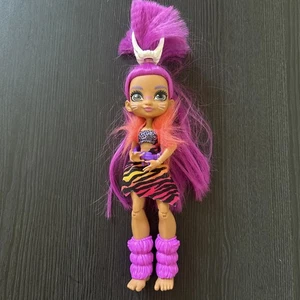 Mattel Cave Club Roaralai Puppe Prehistoric Fashion Doll Actionfigur - Bild 1 von 4