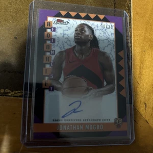 2024-25 Topps Finest #RFA-JM Jonathan Mogbo Rookie Finest Auto /25 Raptors - Bild 1 von 6