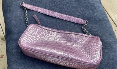 Bolso Y2K Nine West Rosa Iridiscente Cocodrilo Textura Repujado Correa Cadena Plata Foto 1 de 4