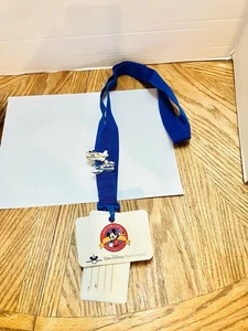 Disney Travel Co 2003 Schlüsselband mit 2 Pins & Kofferanhänger Tinkerbell Mickey Donald - Bild 1 von 9