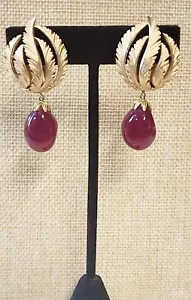 Crown Trifari Signed Vintage Dark Red/Garnet Gripoix-Chabochon Clip Earring B748 - Picture 1 of 8