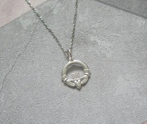 Irlandais Claddagh Argent Sterling Pendentif Celtique Collier Mères Jour Cadeau - Bild 1 von 1