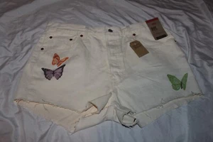 Pantaloncini da donna originali ""Give Me Butterflies"" crema Levi's 501 taglia 34 - Foto 1 di 6