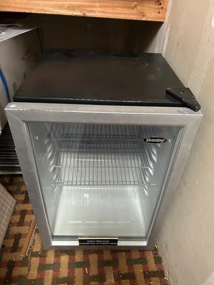 Danby 2,6 куб. футов Компактный холодильник со стеклянной дверью - мини-холодильник - компактный холодильник - Изображение 1 из 4