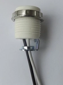 KEYLESS PORCELAIN E12 CANDELABRA SOCKET WITH METAL RING NEW 47706JB - Picture 1 of 6