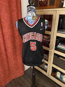 Camiseta deportiva Nike Retro 84’ Chicago Bulls Jalen Rose #5 negra cosida - Talla: M para mujer - Imagen 1 de 12