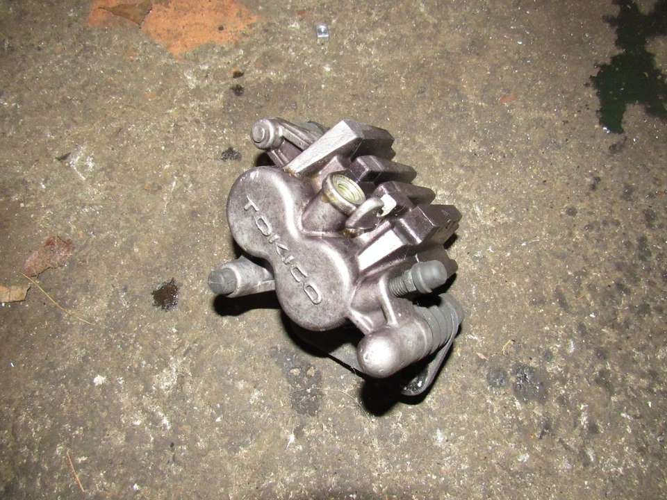 1998 铃木 vz800 marauder 前刹车卡钳 — 第 1/1 张图片