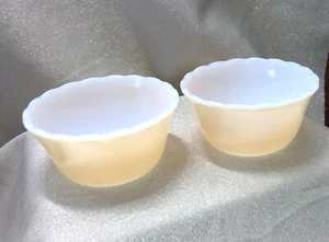 Juego de 2 tazones pequeños FIRE KING Luster Ware melocotón brillo natillas borde vieira - Imagen 1 de 4