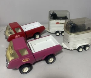 Lot Of 2 Vintage 1970s Pink And Red Tonka Stables Pickup Trucks W 4 Horses - Picture 1 of 20
