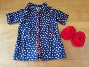 American Girl Pleasant Co. Molly’s Morgenmantel und Hausschuhe nicht mehr produziert (kein Morgenmantel zum Binden) - Bild 1 von 4