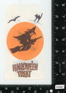 Einzelne Vintage Halloween Trick- oder Leckerbissentasche. Hexe auf Besen mit Katze & Fledermaus - Bild 1 von 3