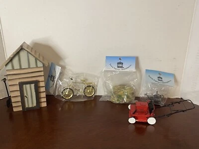 Accesorios miniatura bicicleta, cortadora de césped, cobertizo, regadera, pila de piedra (lote de 5) Foto 1 de 4