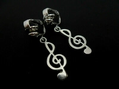 "HANDMADE" COPPIA ORECCHINI CLIP ON CHIAVE ACUTA NOTA MUSICALE ARGENTO TIBETANO. NUOVO.