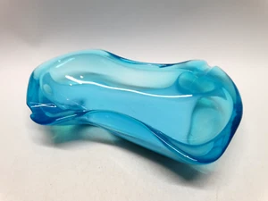 Vintage Sasaki Glas Biomorpher Aschenbecher Blau mit Weiß Milchglas Abstrakte Kunst - Bild 1 von 10