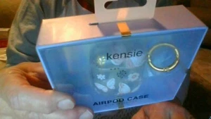 NEW! UNOPENED! Kensie Airpod Case with Carabiner Cute Pink Butterflies & Flowers - Photo 1 sur 10