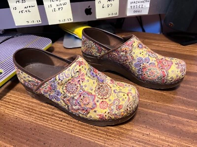 Zuecos florales Sanita de cachemira envejecida tapiz amarillo sin cordones ~ mujeres talla 39 mediano Foto 1 de 4