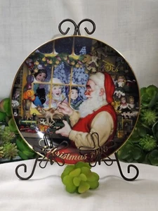 Plato de Navidad de porcelana Avon 1996 Santa's Loving Touch Carolers adorno de oro 22k - Imagen 1 de 7