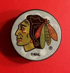 Mini disco da hockey CHICAGO BLACKHAWKS 1 3/4” anni '90 vintage anni '90 RARO - Foto 1 di 5