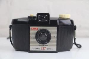 KODAK BROWNIE 127 Camera with DAKON LENS - Deep Black - Clean Glass - Foto 1 di 12