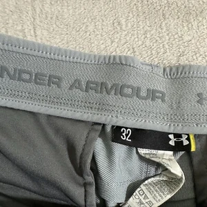 Under Armour Pantaloncini Uomo 32 Sciolti Golf Heat Gear Grigio Elastico 10" - Foto 1 di 5