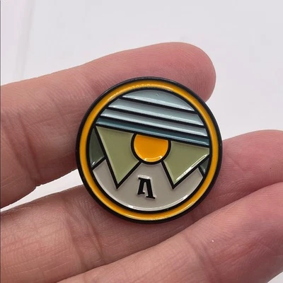 Pin de esmalte geométrico con detalles amarillos y grises Foto 1 de 4