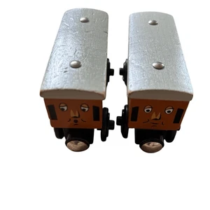 Coches de pasajeros Thomas & Friends ferrocarril de madera Annie & Clarabel - Imagen 1 de 7