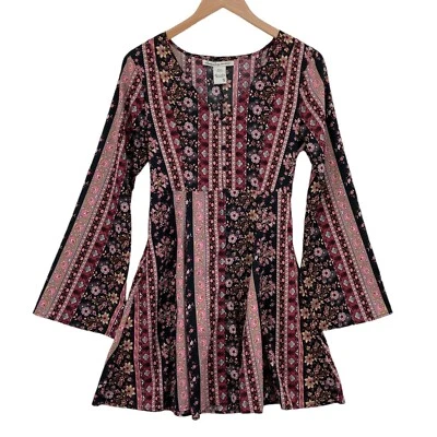 Платье женское American Rag Cie Fit & Flare маленькое разноцветное с V-образным вырезом на пуговицах спереди - Изображение 1 из 4