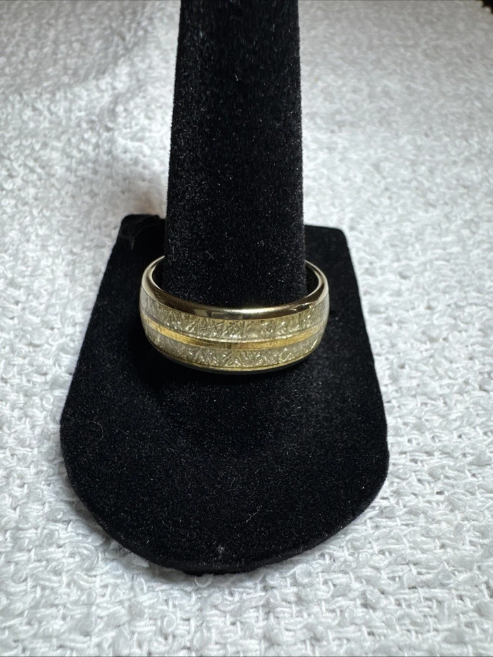 Anel de carboneto de tungstênio dourado legal incrustado ajuste confortável tamanho 8,5 - Imagem 1 de 1