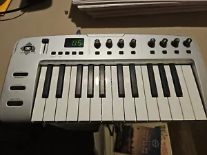 M-Audio O2 Mobile USB MIDI Controller Keyboard w/ USB Cable - Picture 1 of 8