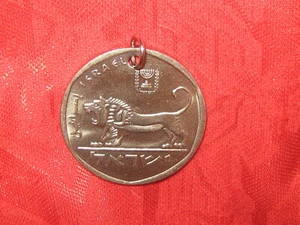 30MM 1979 Israeli Israel Lion Coin Silver Tone Pendant Charm Necklace - Picture 1 of 2