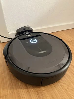 iRobot Roomba i7, Sehr guter Zustand, 1 Virtual Wall + neue Ersatzteile - Bild 1 von 4