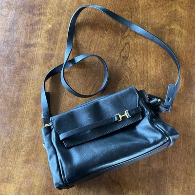 Bolso Bandolera Halston Heritage Cuero Negro Sobre Solapa Foto 1 de 4