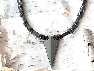 Collar Colgante Flecha 100% Hematita Magnética Foto 1 de 3