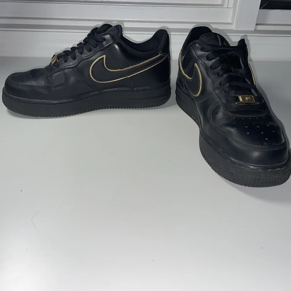 Talla 7.5 - Nike Air Force 1 '07 Essential Low Negro Dorado Swoosh W Foto 1 de 4