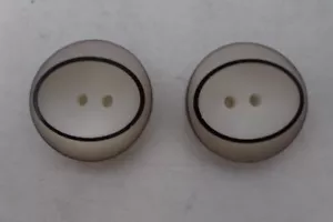 2 bottoni vintage bianchi centrali con bordo scuro sfumato ovali tondi 2 fori 22 mm A706 - Foto 1 di 8