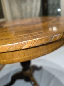 Tavolino da salotto rotondo in legno intarsiato - Foto 1 di 7