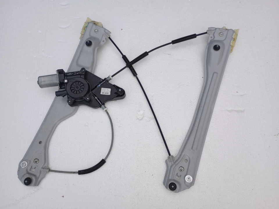 CHEVROLET MALIBU FRONT RIGHT SIDE DOOR WINDOW REGULATOR W/ MOTOR OEM 2016-2023 - Image 1 of 4