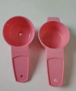 Nuevo Juego de 2 Coladores y Embudo Tupperware Pink Tiny Treasures. 5"x 2"x1" Nuevo - Imagen 1 de 4