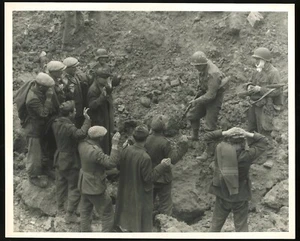1944 D-Day June 6th German Prisoners Omaha Beach WWII Type 1 Original Photo - Picture 1 of 2