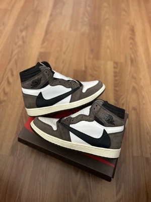 TALLA 9 - JORDAN 1 RETRO ALTO OG SP TRAVIS SCOTT MOCHA CD4487100 OG TODO NUEVO Foto 1 de 4