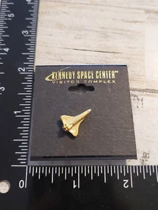 Pequeño Centro Espacial Kennedy Transbordador Espacial Pin St de la NASA - Imagen 1 de 2