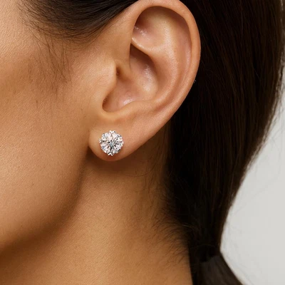 Pendiente para mujer enchapado en oro blanco de 14 k con pasador de diamantes creado en laboratorio de corte redondo de 1,50 quilates Foto 1 de 4