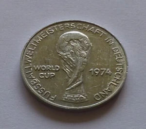Ficha de la Copa Mundial de la FIFA 1974 dedicada a la selección de Bulgaria, Trofeo de la Copa Mundial de la FIFA - Imagen 1 de 2