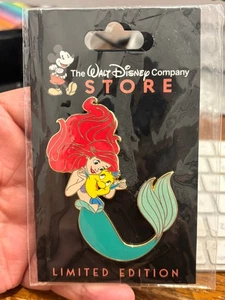 Spilla TWDC DEC Gli abbracci Disney sono i migliori - Ariel e Flounder - Foto 1 di 1