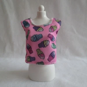 NUEVO Barbie Patrón Niñera Muñeca Rosa Helado Top Ropa También Se Adapta a Barbie - Imagen 1 de 1